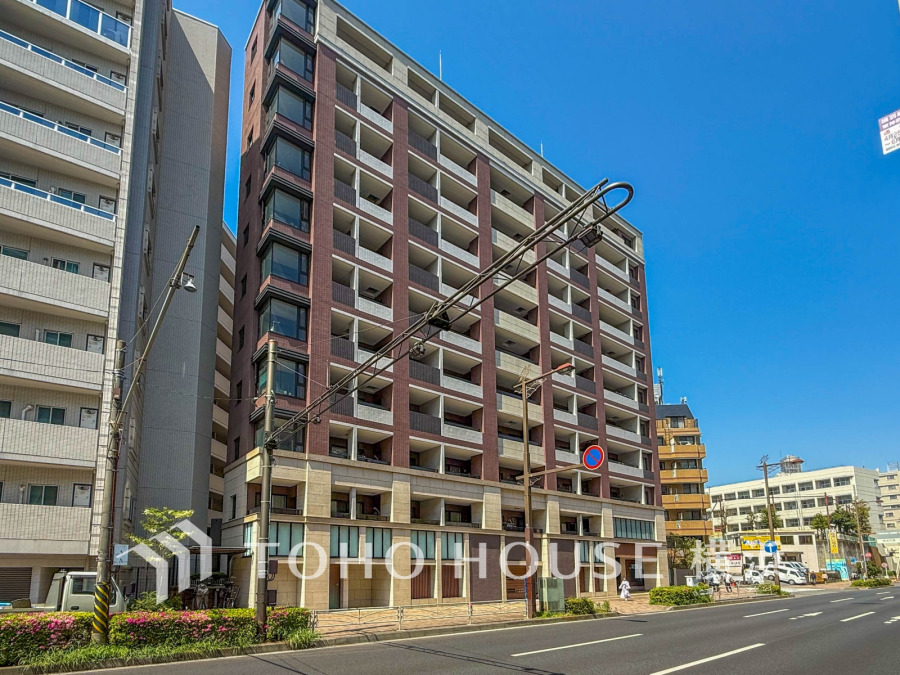 その邸が魅せる、気品・上質・重厚感・極細やかさ、そのすべては訪れた者に安らぎと品性を与える特別な空間です。ここに住むからこそ意味がある。すべての（始まり）をここから迎えます。