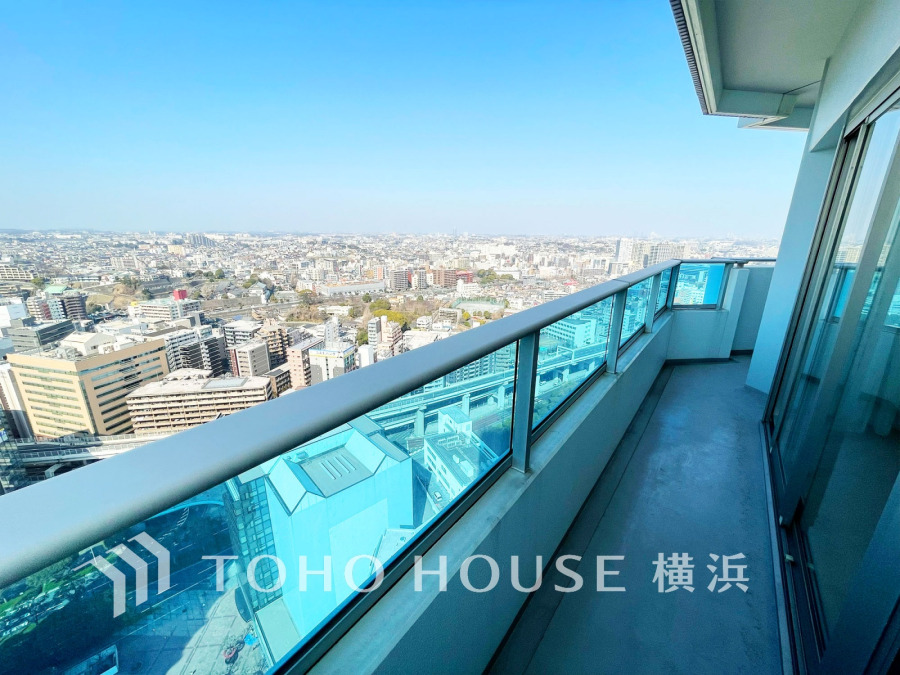 高層階からの開放感あふれる眺望が魅力のバルコニー。心地よい風と光を感じる憩いの空間です。