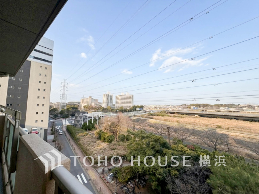 開放感あふれるバルコニーからの眺望。緑豊かな景色と遠くまで広がる空が日々の癒しに、素敵な彩りを与えてくれそうです。