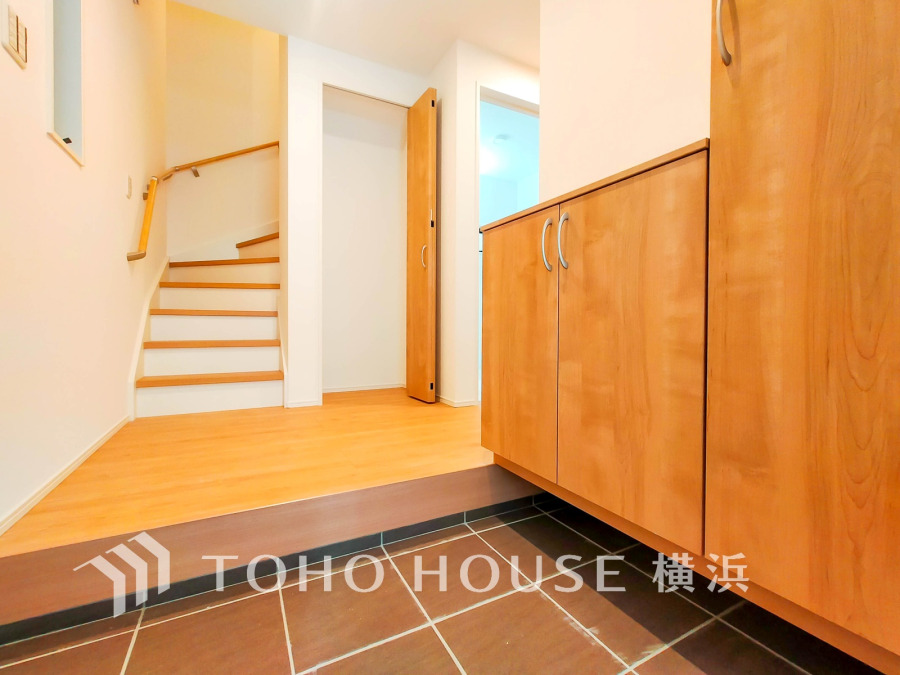 お客様をお迎えする玄関は落ち着いた雰囲気。帰り着くたびに洗練されたテイストの空間に迎えられ誇りと喜びを感じる玄関まわりです。