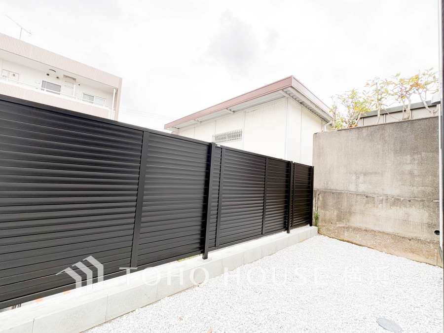 毎日の暮らしの中に癒しを与えてくれるお庭スペース。小さなお子様の遊び場にもちょうど良い空間です。ガーデニングで色とりどりの草花を綺麗に飾ればより一層華やかな空間になります。