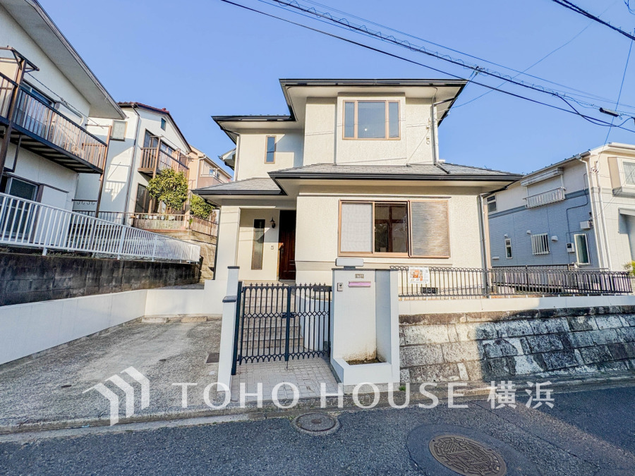 閑静な住宅街に佇む、陽当たり良好な2階建て一戸建て。駐車スペースも確保されています。