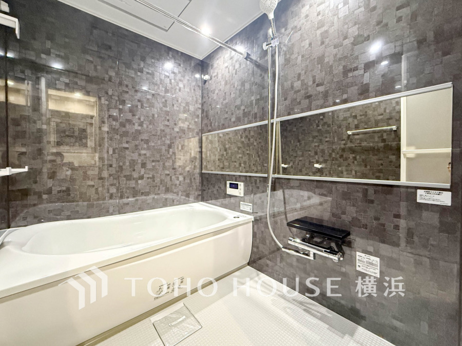 上質が感じられる質感とカラーリングで、清潔な空間美を実現。一日の疲れが癒される優雅なバスタイムを堪能できるゆとりあるバスルームです。