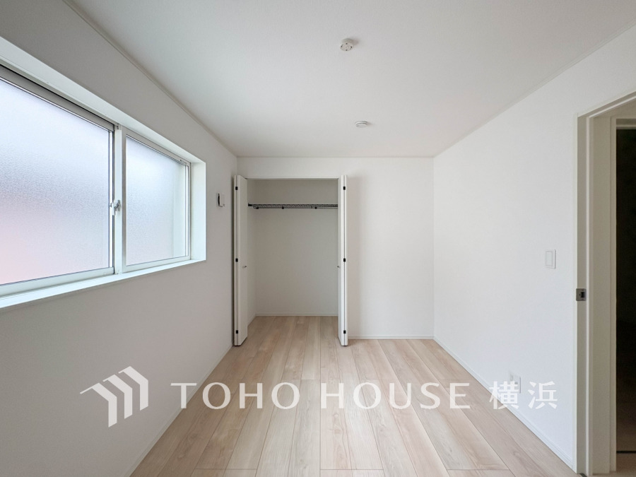 明るい自然光が差し込むシンプルで清潔感あふれる洋室。収納力のあるクローゼット付き。