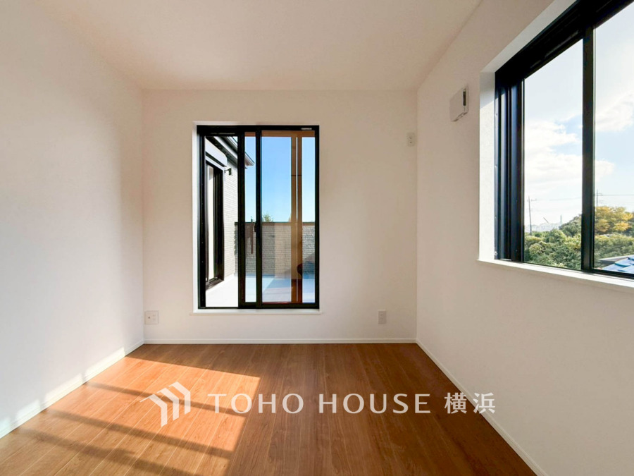 ２面採光の居室は快適な光を取り入れ、心地よい風を取り入れます♪収納スペースもあり、生活しやすい居住スペースです。