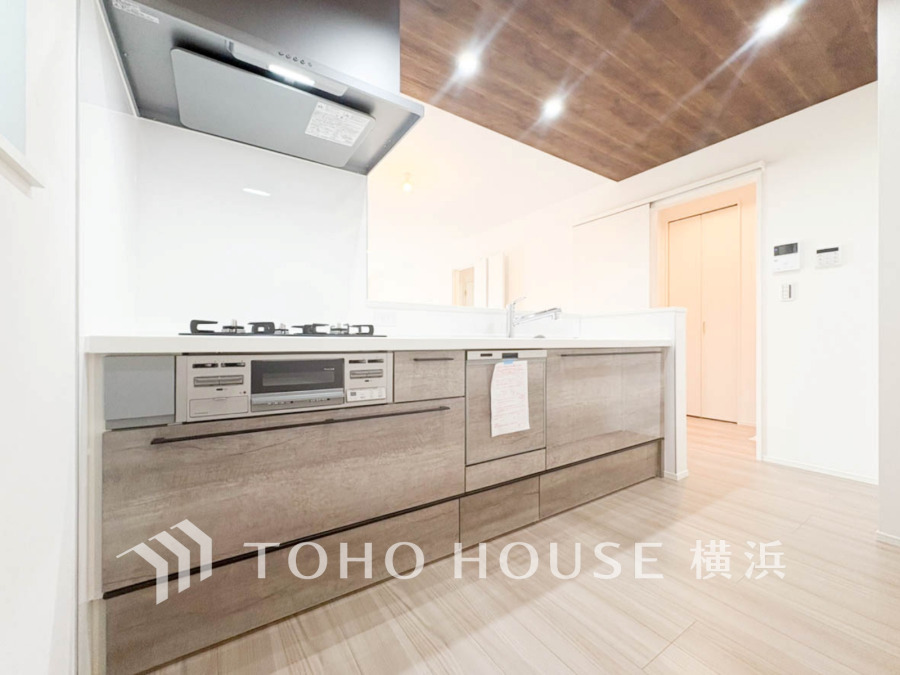 温かみのある木目調と白を基調とした、明るく開放的なキッチン空間です。収納も充実しています。