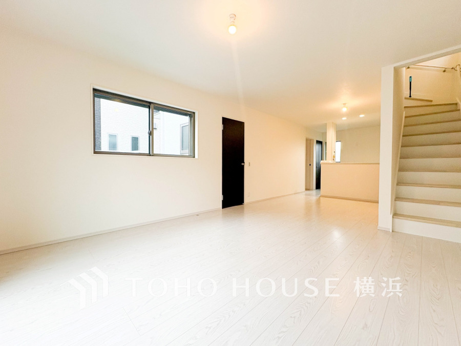 広々としたリビングダイニングは、シックでモダンな内装。落ち着いた雰囲気に包まれて、伸びやかな空間の中で、ゆったりと家族団らんのひとときを過ごせます。