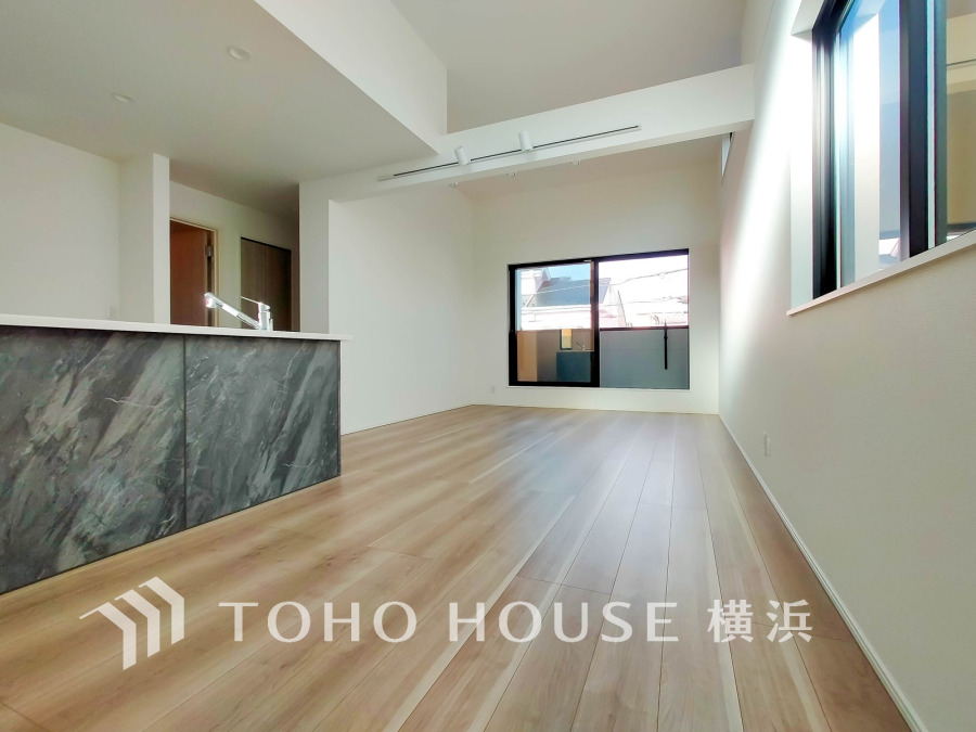 和やかで洗練された空間の演出。寛ぎとコミュニケーションを育む居心地のよい場所。やわらかな陽射しが降り注ぎ、室内に開放感と爽快感をもたらします。