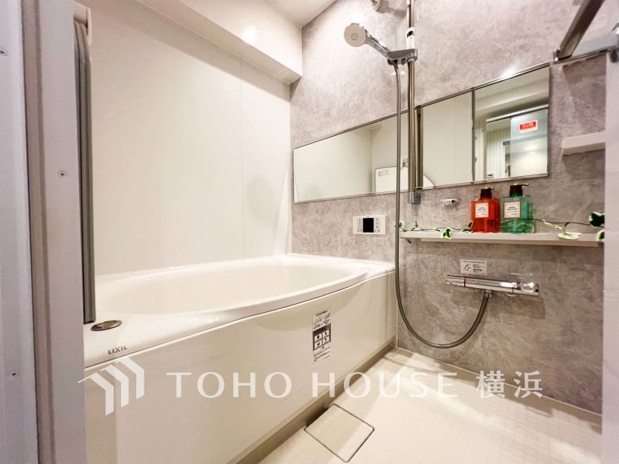 心地よいリラックスを叶える清潔感溢れる美しい空間。快適で機能的なバスルームです。
