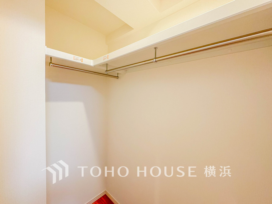 洋服やバッグなどかさばる物を大量に収納できるウォークインクローゼット。タンスなどの収納家具を置かずに済むので、お部屋を丸ごと使えてスッキリ♪