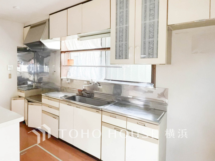 ご家族みんなで調理ができる位のスペースを実現したキッチン空間となっております。【AI編集にて荷物を消しています】