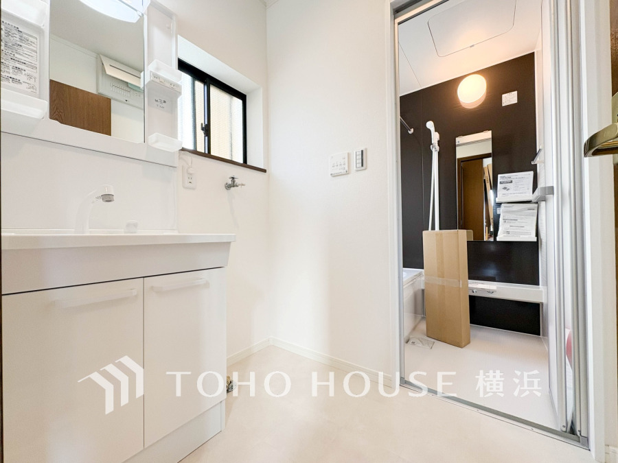 脱衣スペースを含む空間はゆとりの広さを設け、また洗面化粧台にも収納スペースを設ける事により、散らかりやすい洗面スペースをスッキリ保てます。