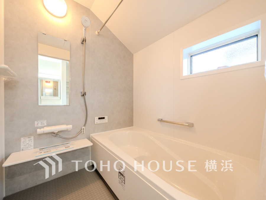 清潔感あふれる浴室。窓から自然光を取り込み、ゆったりくつろげる快適な空間です。