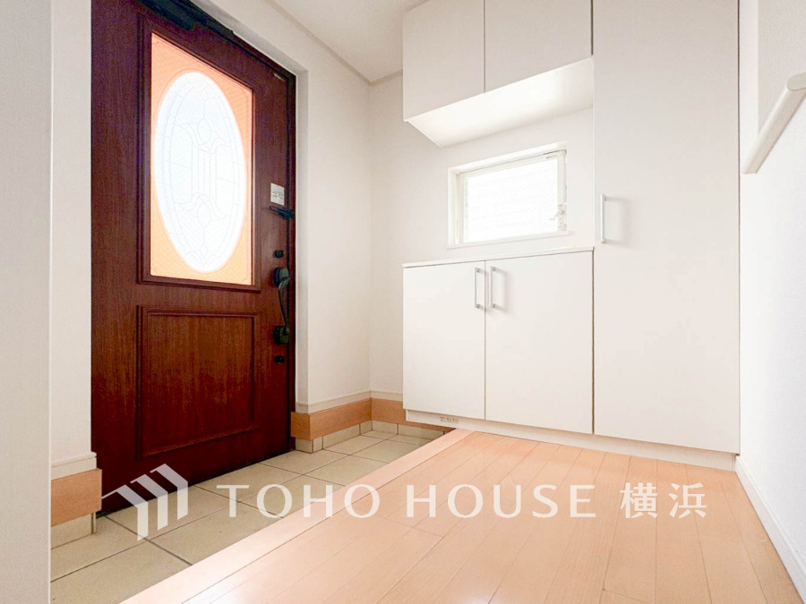 清潔感あふれる玄関は収納豊富で使いやすく、明るい自然光が優しく迎える快適な住まいの入り口です。