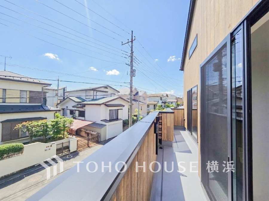 気持ちのいい空が見渡せる広いバルコニー。爽やかな風を感じて、心躍る素敵な暮らしがはじまります。