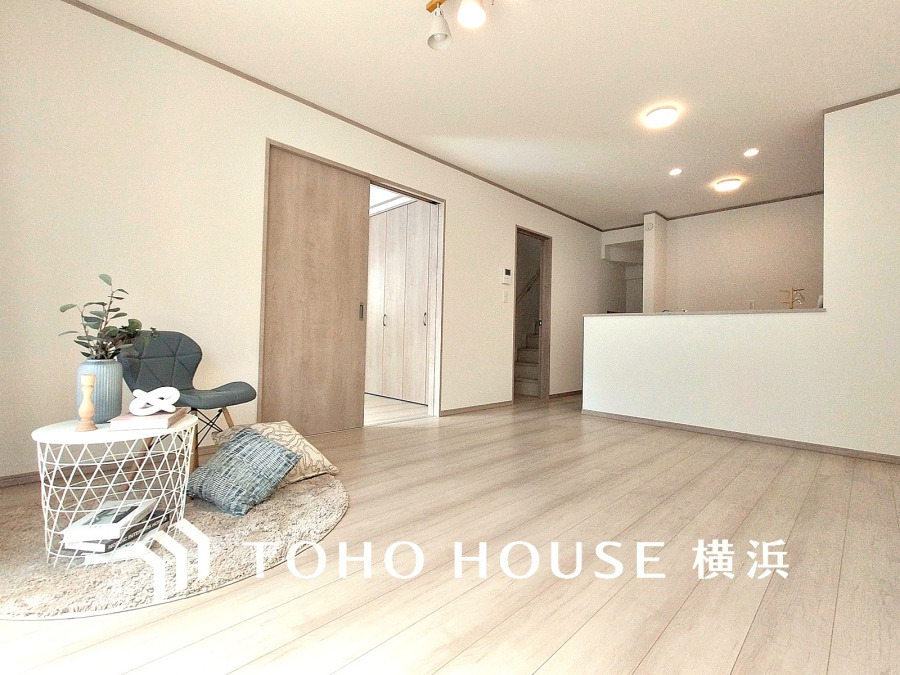 豊かな光が床材を照らしだすひと時、この場所には落ち着きと上質な空気感が流れます。ご家族やお友達との時間など、多くの時を刻む空間。何気なく過ぎる時でさえも上質なひと時となる快適な空間を目指して。