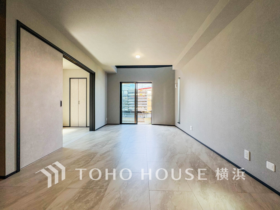 広々としたリビングダイニングは、シックでモダンな内装。落ち着いた雰囲気に包まれて、伸びやかな空間の中で、ゆったりと家族団らんのひとときを過ごせます。