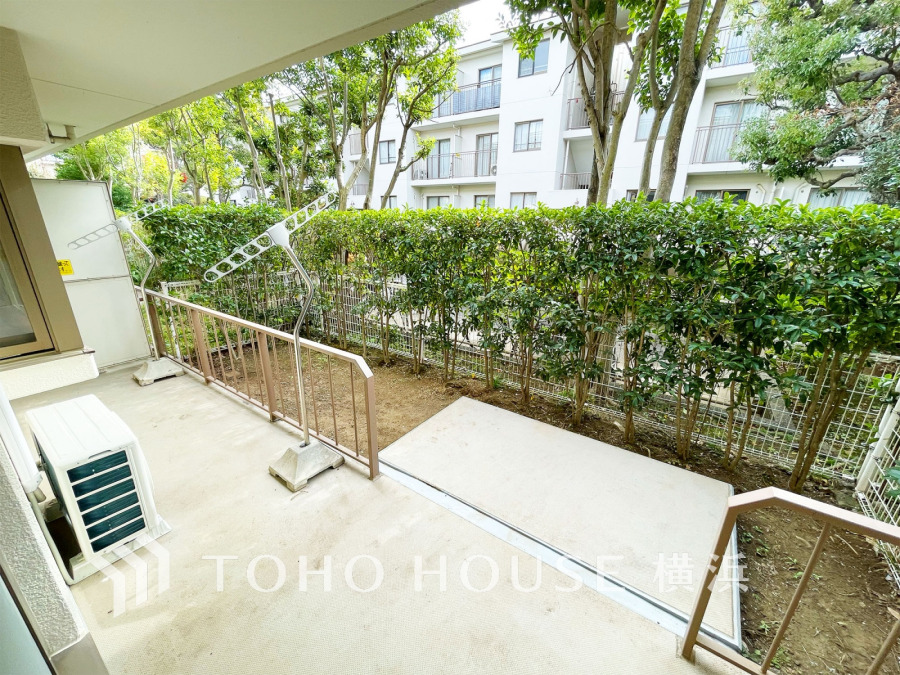 緑に囲まれた広々とした専用庭付きバルコニーで、ゆったりとしたくつろぎの時間を実現します。