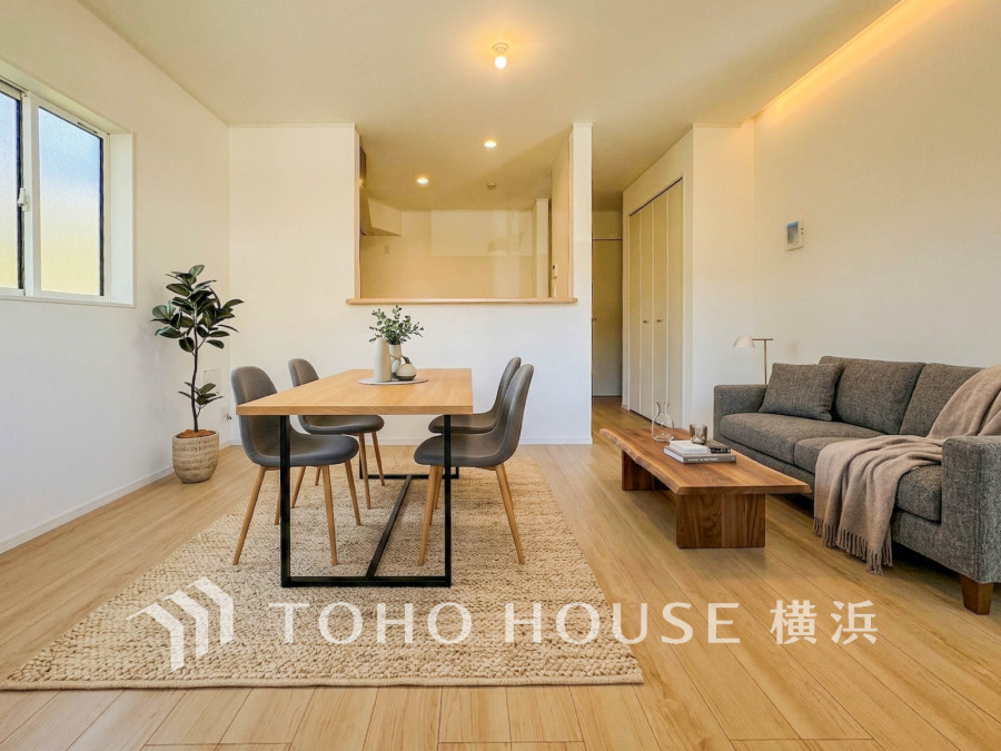 和やかで洗練された空間の演出。寛ぎとコミュニケーションを育む居心地のよい場所。※生成AIによるイメージです。家具・小物は販売価格に含まれません。
