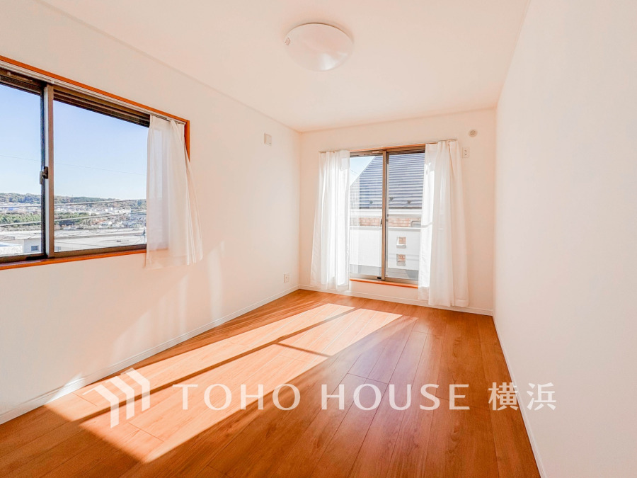 南向きの大きな窓から光が差し込み、明るく開放的な居室空間を実現しています。