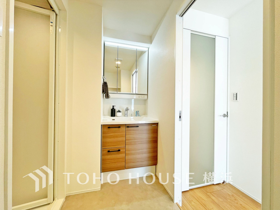 十分な大きさの洗面台は収納もさる事ながら、身だしなみチェックや歯磨きなど、朝の慌ただしい時間でもホテルライクなスペースで余裕とゆとりを感じて頂けます。 