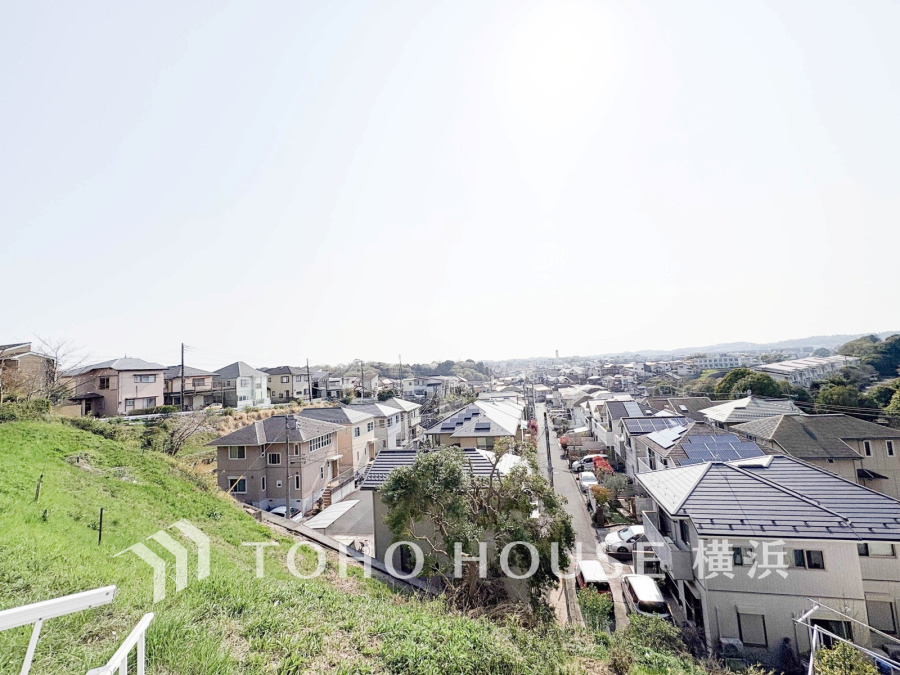 この開放感ある眺望と共に閑静な住宅街の季節感を演出する四季折々の変化を楽しめる心地よい場所となることでしょう。