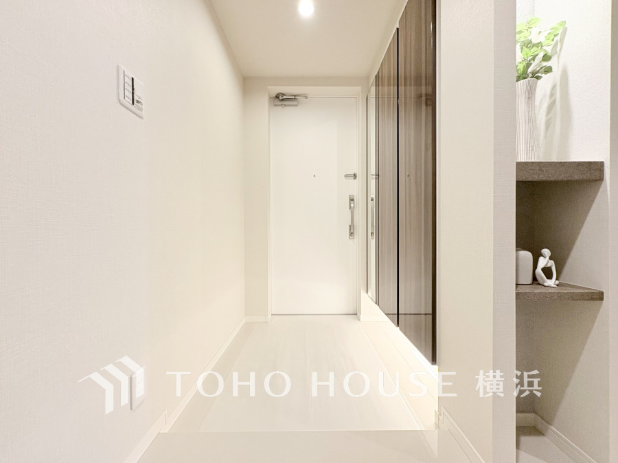 デザインや素材が美しい調和を奏でているモダンテイストな玄関空間。
