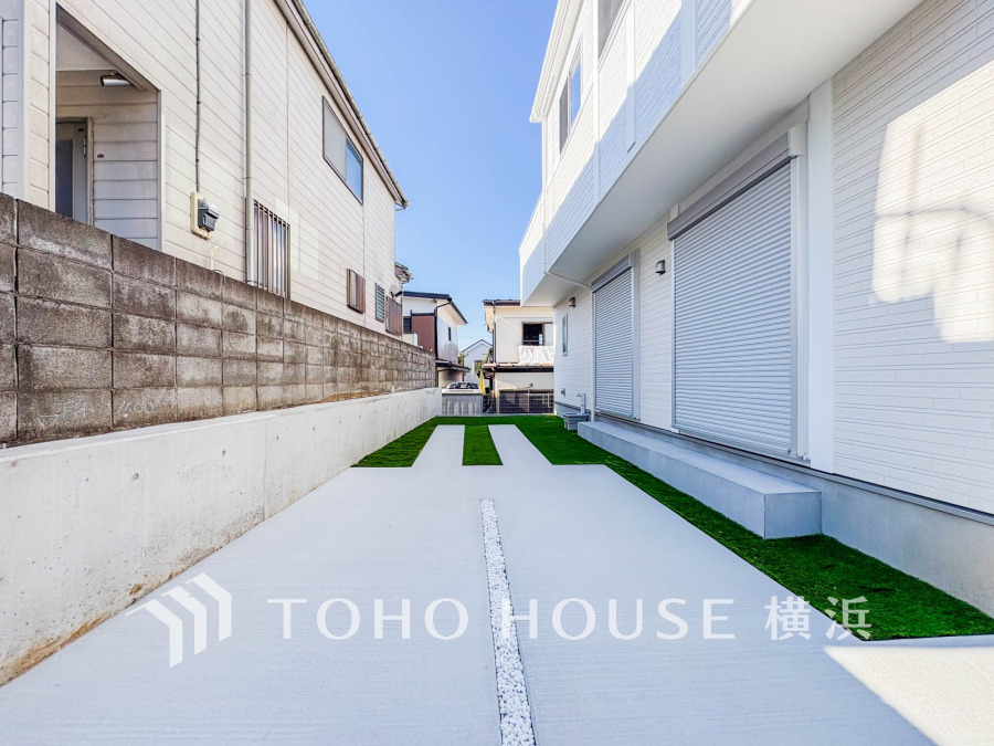 ゆったりとした駐車スペースを確保いたしましたので、大きめのお車でも駐車可能です。自転車やバイクなど、ゆとりのある敷地で置き場所に困ることはないでしょう。