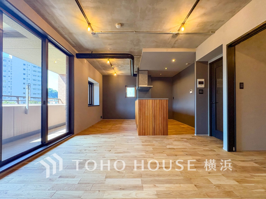 大きな窓からたっぷりと光が入る明るいLDK。落ち着いた雰囲気に包まれた空間です。
