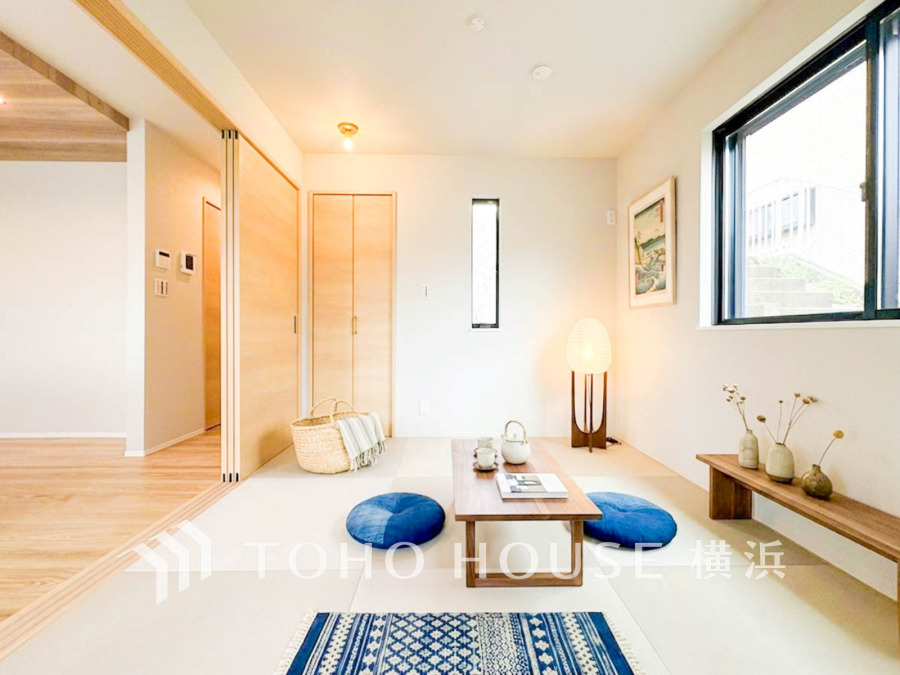 心と時間にゆとりをもたらす場所。自分らしく個性を飾る、センス良い癒しと寛ぎのプライベート空間を演出。※生成AIによるイメージです。家具・小物は販売価格に含まれません。