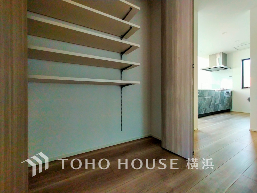 収納力豊富な可動棚付きのパントリー。キッチンと隣接し、整理整頓しやすく使い勝手良好のスペースです。