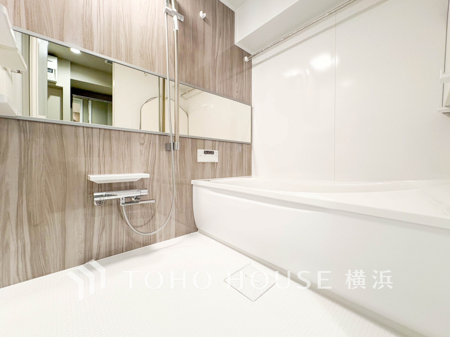 1日の疲れを癒すバスルームは、心地よいリラックスを叶える清潔感溢れる美しい空間です。心からゆったりと寛いでいただけるよう、ゆとりのスペースを確保してます。