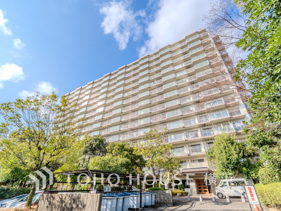 ふりそそぐ陽射しと開放的な空間形成。青空を背景に更なる美しさを醸す佇まい。暖かな陽光と爽やかな風がハーモニーを奏でる上質な空間を愉しむ暮らしがここにある。