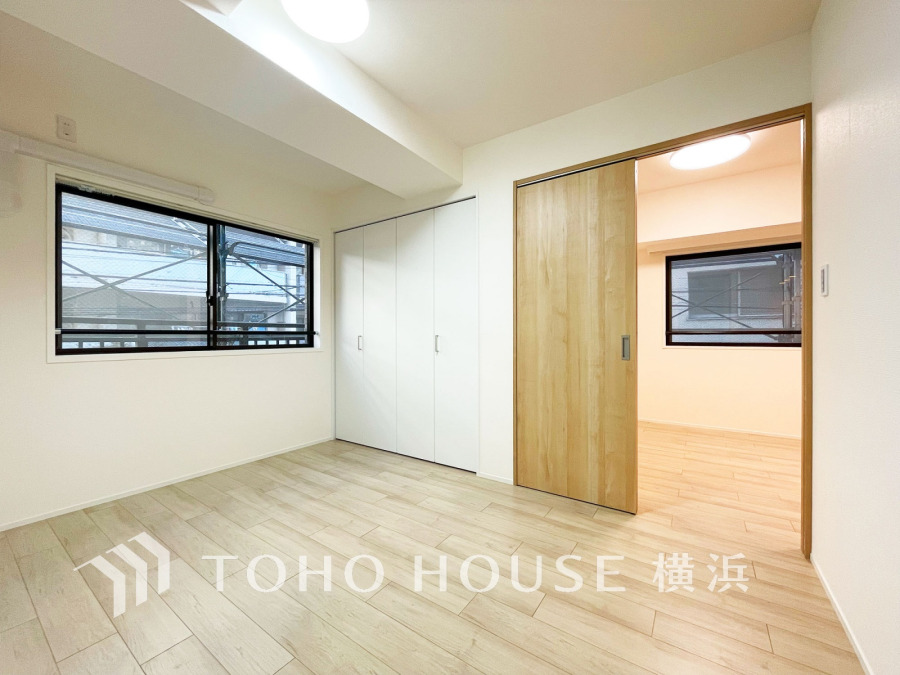 過ぎ行く時間をゆったりと感じることができる落ちついたプライベートルーム。リビングで楽しく過ごした後はゆっくり寛ぎの時間を満喫できます。静かな環境でリラックスタイムを愉しんで。