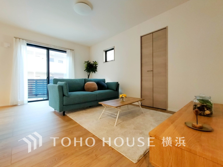 光と風が溢れる開放的なLDKには、自然と家族みんなが集まってきます。明るく穏やかな空気が流れるこの場所は、豊かな寛ぎと笑顔の団欒をいつも優しく守ってくれることでしょう。