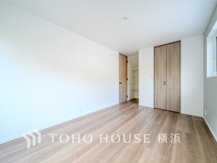 ひとりの時間をゆったり過ごしたり、静かな環境で趣味に打ち込んだり、自分時間を快適に過ごすプライベートルーム。大きな窓で彩られた空間は、心地よい風と伸びやかな眺めを愉しむ特等席に。