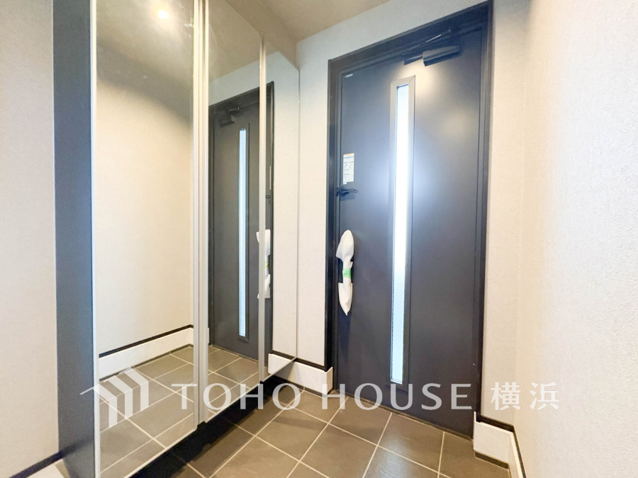 お客様をお迎えする玄関は落ち着いた雰囲気。帰り着くたびに洗練されたテイストの空間に迎えられ誇りと喜びを感じる玄関まわりです。