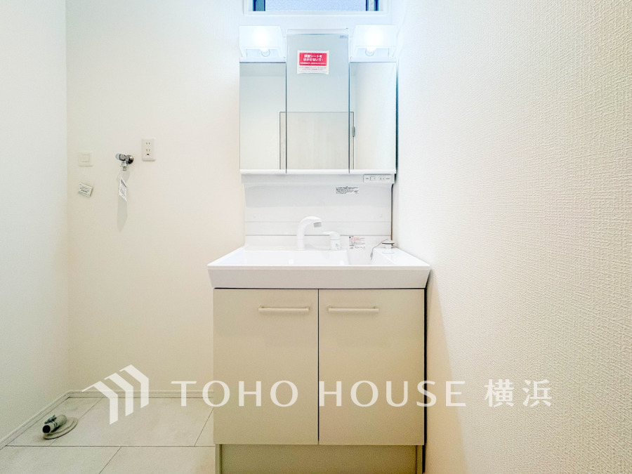 使いやすい機能が備えられた清潔感溢れる洗面空間。収納も充実しています。
