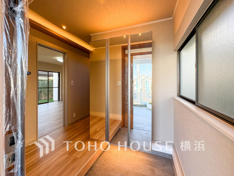 明るく開放的な玄関ホール。大きな鏡付き収納でお出かけ前の身だしなみも安心です。