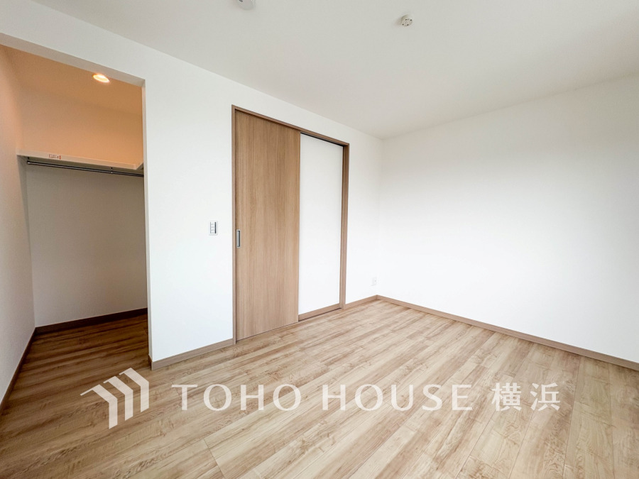 穏やかな風と陽光を導き、プライバシーに配慮された設計プランを採用し、居住性を一段と心地よいものにしています。明るく開放的な空間を演出しております。