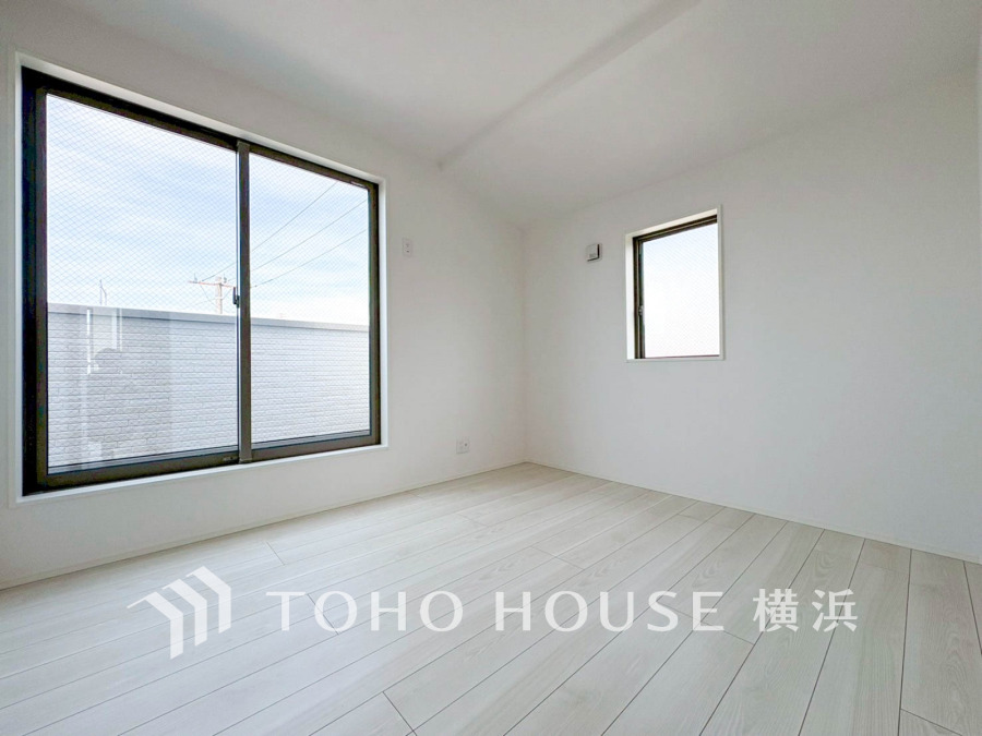 大きな窓からたっぷりと陽光が注がれる明るい空間。家族の成長に対応できる永住仕様の間取り。一日の疲れをいやしてくれる主寝室。時を忘れて過ごす場所として過ごせるお部屋。