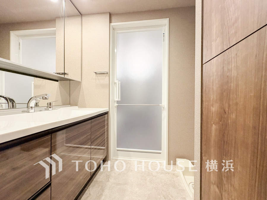 清潔感のあるプライベート空間は、身だしなみチェックや肌のお手入れに最適です。収納もあり、スッキリと見映えの良い空間に拵えました。時間に余裕とゆとりを持たせます。