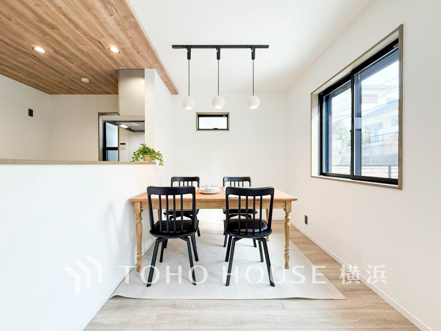 太陽の恵みを受けた明るい空間。吹きぬける風を感じながら爽やかで風通しの良い暮らしが叶います。
