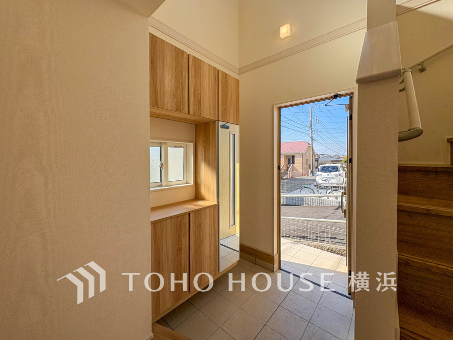 お客様をお迎えする玄関は落ち着いた雰囲気。帰り着くたびに洗練されたテイストの空間に迎えられ誇りと喜びを感じる玄関まわりです。