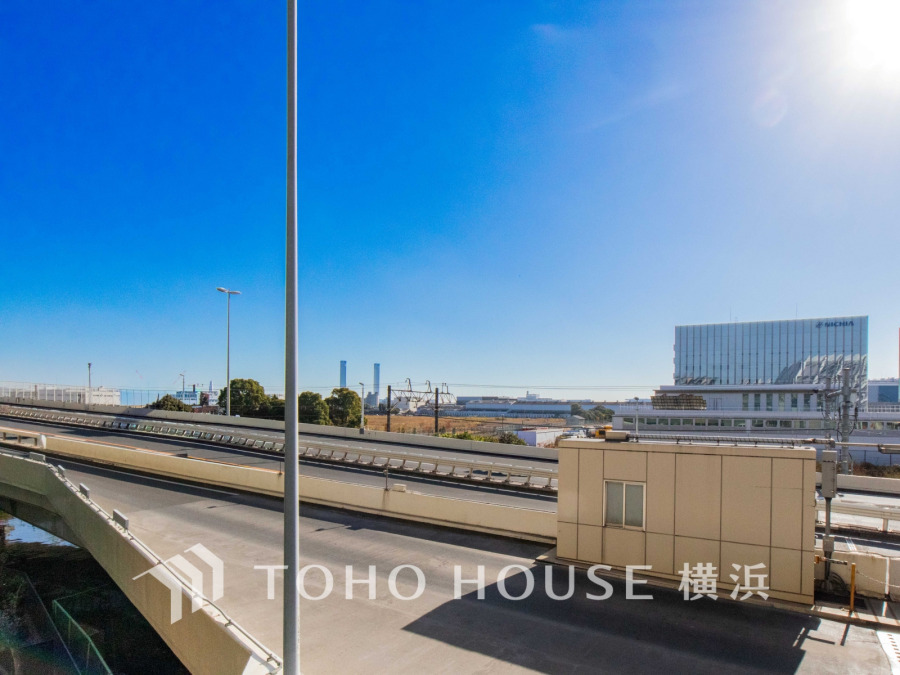 青空が広がる開放的な眺望。交通利便性に優れた立地で快適な生活を実現します。