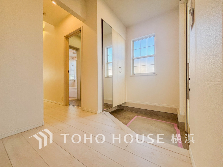 明るく開放的な玄関ホール。大きな鏡付き収納でお出かけ前の身だしなみも安心の快適空間です。