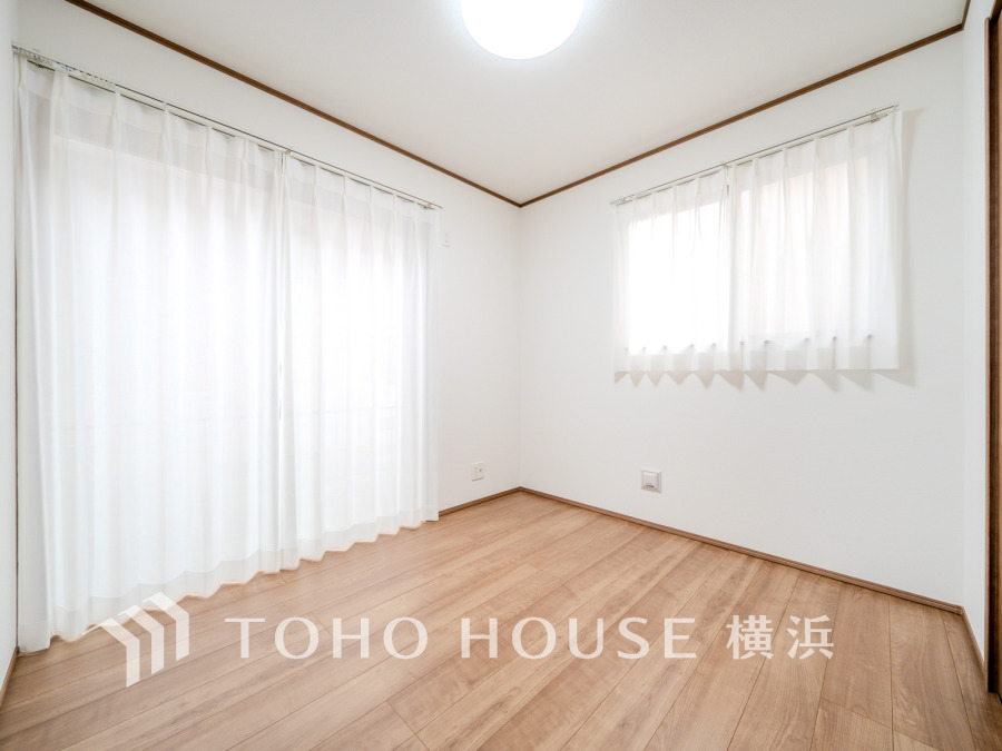 シンプルな内装と明るい空間で、自分らしい空間づくりを思い切り楽しめそうです。穏やかな陽射しが、ゆったりとした寛ぎの時間を包みます。