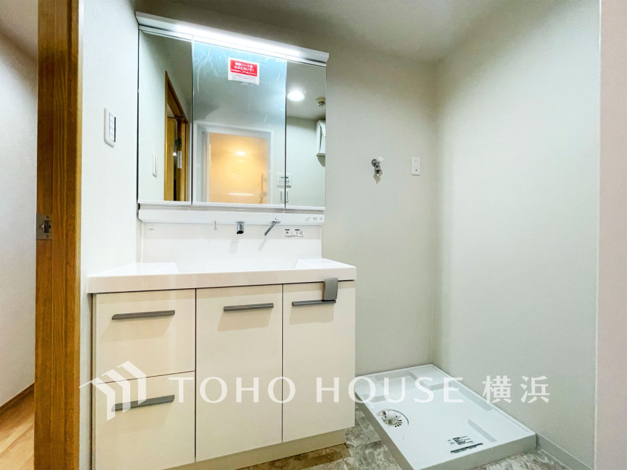 新規交換された洗面化粧台は美しく使いやすい機能が備えられています。