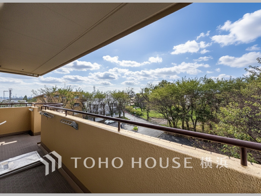 ずっと太陽を感じる事ができるのは、遮るものが視界に無いから。彼方に広がる風景が絵画のように広がります。