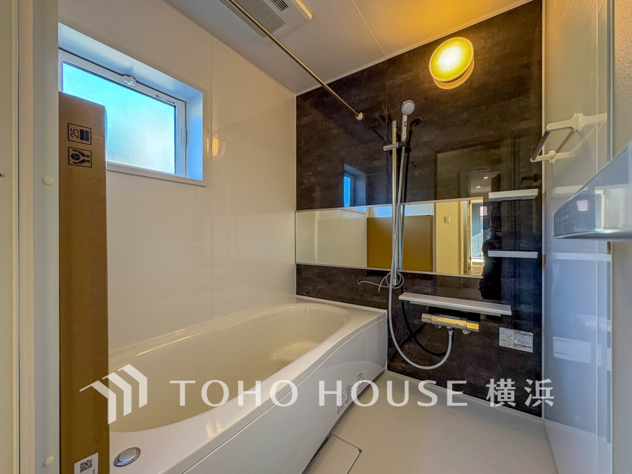 上質が感じられるカラーリングで、清潔な空間美を実現。一日の疲れが癒される優雅なバスタイムを堪能できるゆとりあるバスルームです。